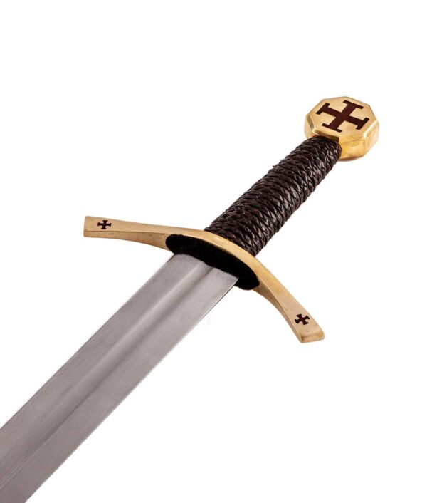 Der Griff des Templer Schwerts mit rotem Tatzenkreuz.