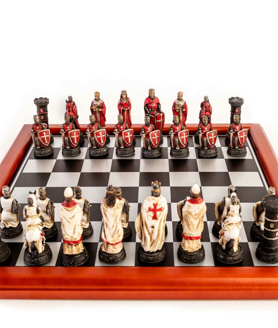 Schach Kreuzritter Rot und Weiß auf dem Schachbrett