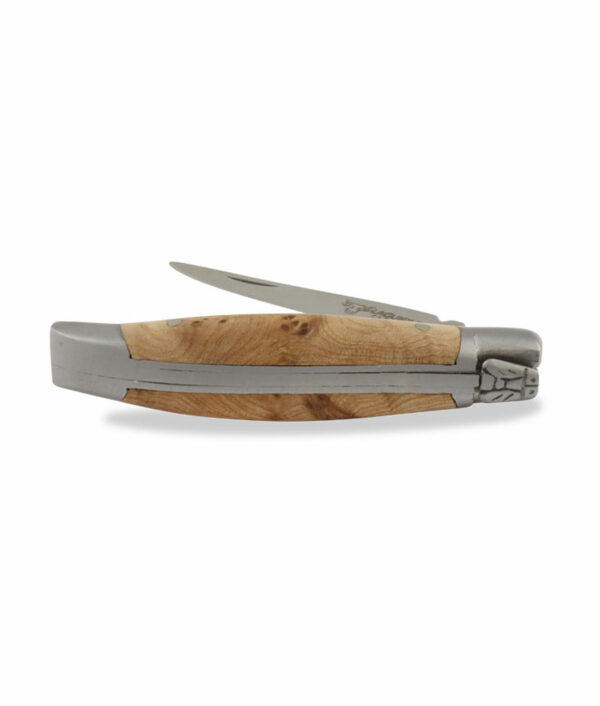 Das halbgeöffnete Laguiole en Aubrac Taschenmesser ist aus Wachholderholz und mattem Edelstahl.